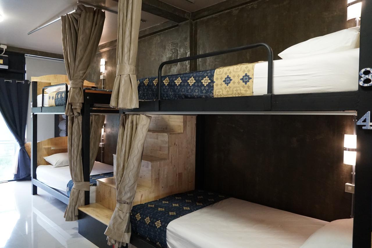 Готель Club76 Bunk Bed. (Adults Only) Чіангмай Екстер'єр фото